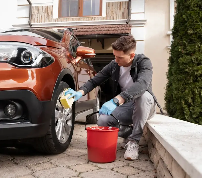 Lavage auto à domicile Estadens : professionnel intervenant sur un véhicule